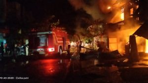 Suasana kebakaran di Pasar Tradisonal Koto Agung Blok B Sitiung 1, Nagari Sungai Duo, Kecamatan Sitiung, Kabupaten Dharmasraya, Selasa (29/6/ 2021) sekira pukul 22.30 Wib. ( Ist )