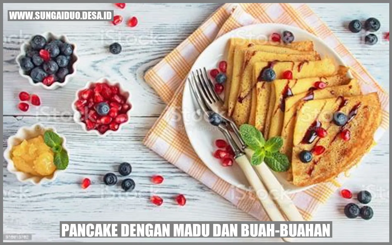 pancake dengan madu dan buah-buahan